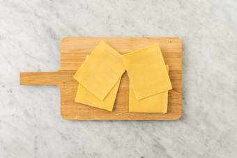 Découper les feuilles de lasagne