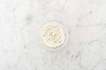 Préparer la sauce au yaourt