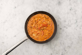 Préparer la sauce stroganoff