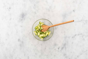 Zoetzure komkommer maken