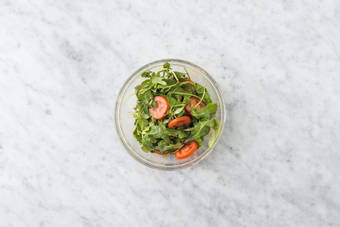 Salade maken en mozzarellaburger bakken