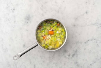 Cuire les pommes de terre et la carotte