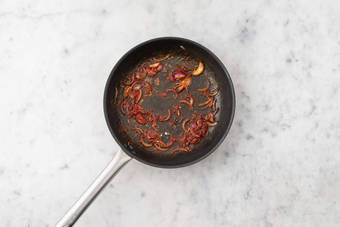 Préparer la sauce et mélanger