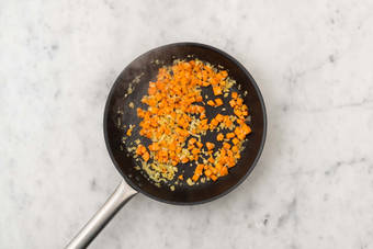 Faire revenir les aromates