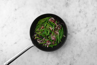 Cuire les pommes de terre et haricots verts