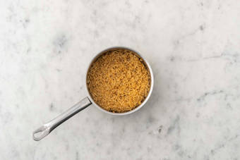 Rijst koken en groenten bakken