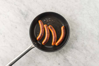 Cuire les saucisses de poulet