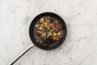 Cuire les boulettes de viande