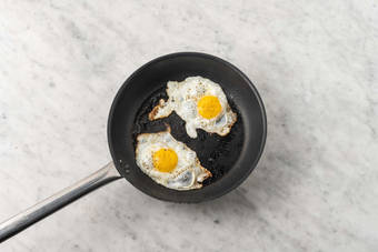 Cuire l'œuf au plat