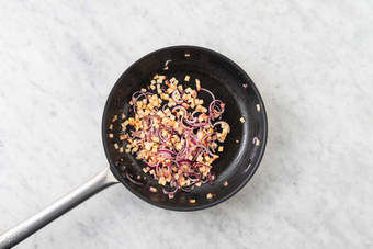 Préparer la vinaigrette et cuire la pomme