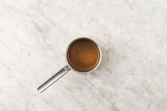 Réchauffer la sauce à la cacahuète