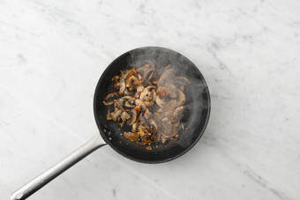 Saltea los champiñones