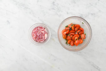 Encurte la cebolla y prepara los tomates