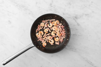 Saltea los langostinos y el bacon