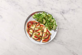 Salade maken en serveren