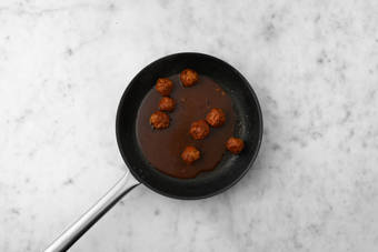 Cuire les boulettes de viande 