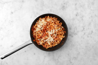 Mélanger la sauce aux pâtes 