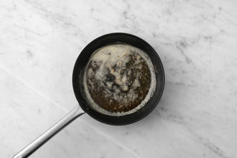 Préparer la sauce au beurre