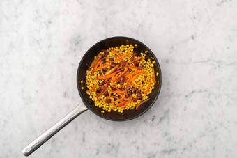 Cuire le chorizo et les légumes