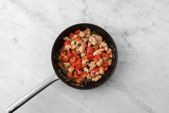 Cuire les légumes et le poulet