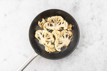 Cuire le « steak » de chou-fleur