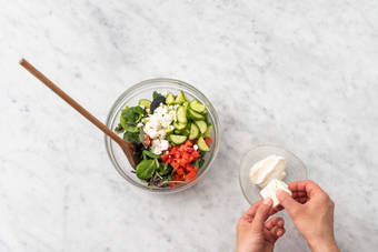 Prepara la ensalada y la salsa