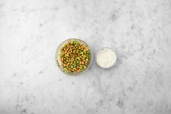 Prepara la salsa de yogur