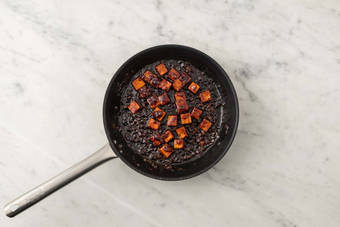 Saltea la cebolla y el tofu