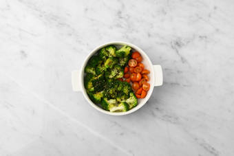 Hornea el brócoli y los tomates cherry