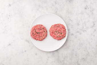 Préparer les steaks