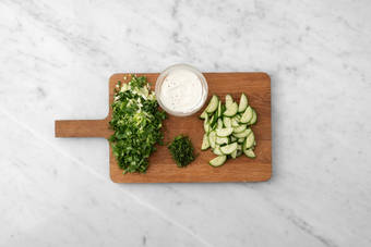 Préparer la vinaigrette au yaourt