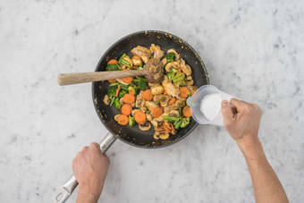 Poulet & Gemüse anbraten