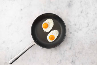 Faire les œufs au plat