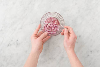 Faire les pickles d'oignon