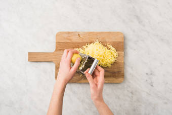 Grattugiare le patate