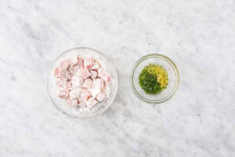 Infarinare i bocconcini