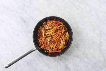 Mezcla los vegetales y el pollo