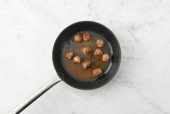 Cocina las albóndigas