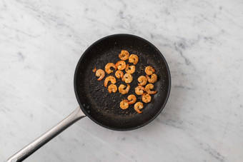 Saltea los langostinos