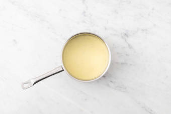 Préparer la sauce au fromage