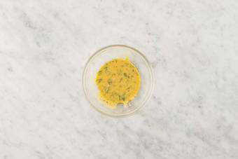 Bland honning- og sennepsdressing