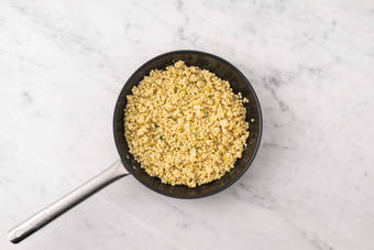 Parelcouscous afwerken