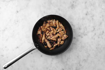 Cuire les émincés végétariens 