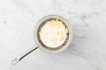 Préparer la sauce au fromage