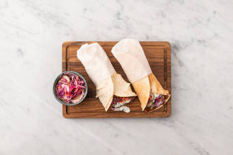 Lahmacun afmaken en serveren