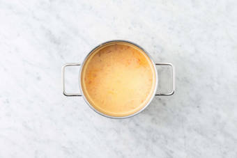 Mixer la soupe et mélanger