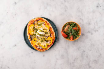 Préparer la salade et servir