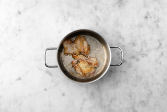 Cocina los muslos de pollo