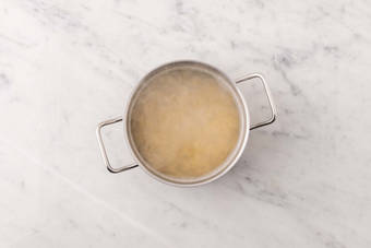 Cuece la pasta y prepara las verduras