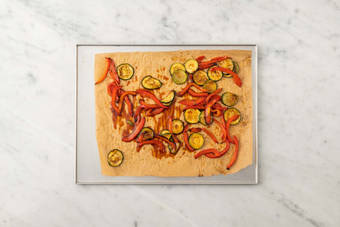 Combina las verduras con la salsa